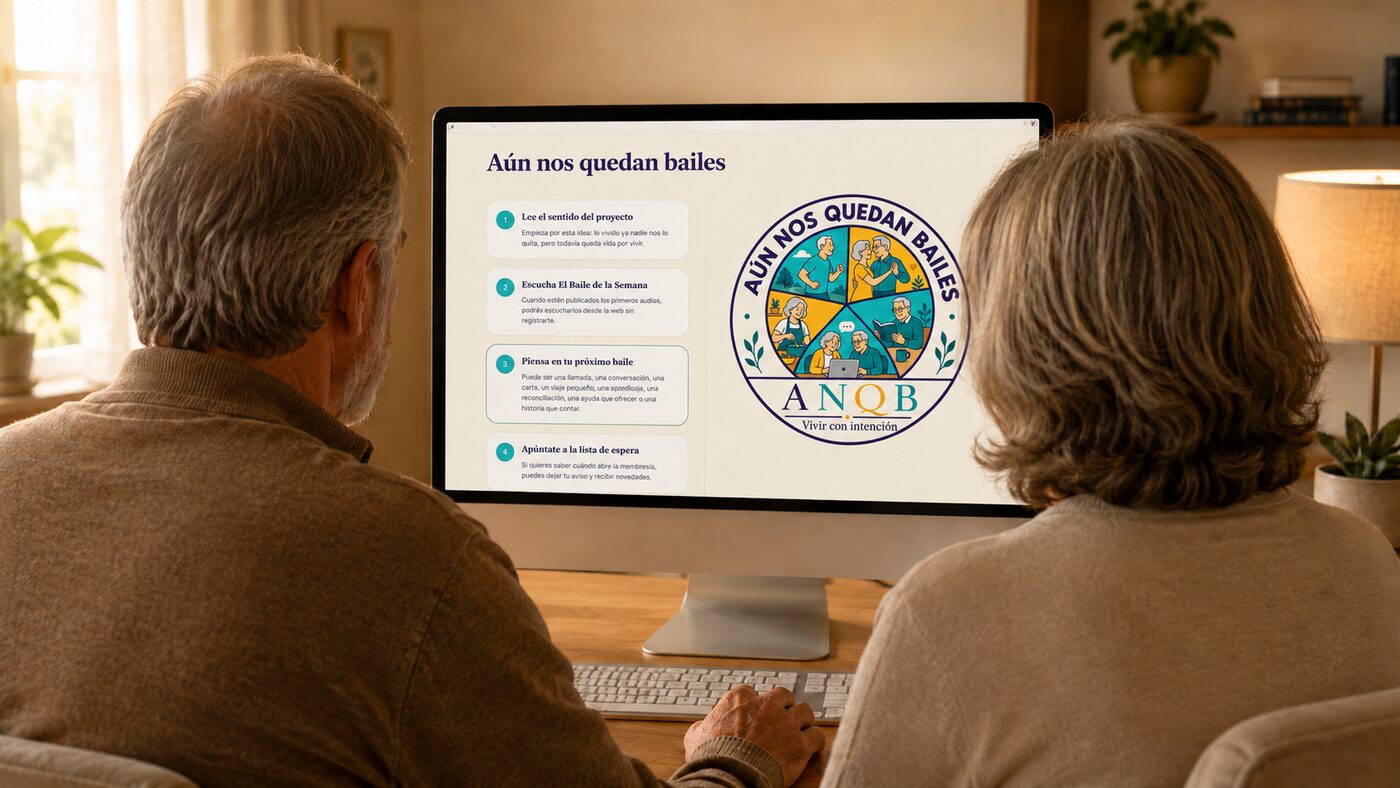Pareja mayor mirando juntos la web de Aún Nos Quedan Bailes en un ordenador